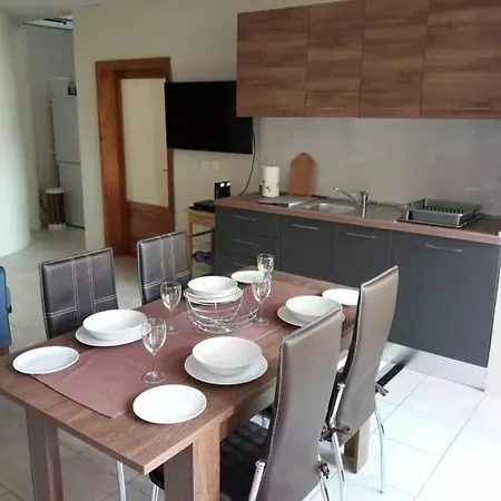 85 Palma Living Apartment Victoria